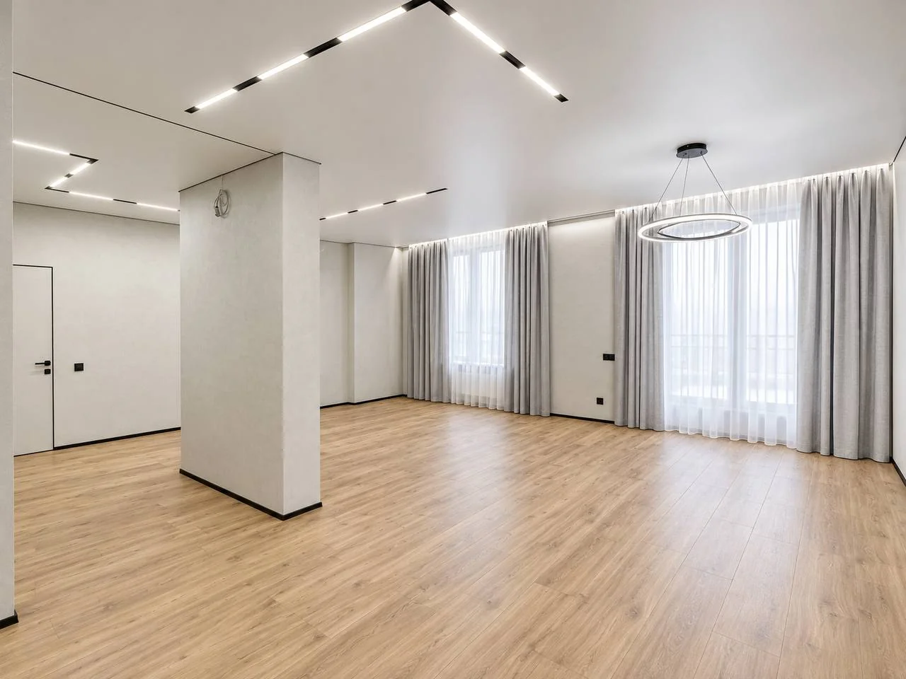 Світла вітальня з панорамними вікнами — ЖК Севен, Київ, 65 м²
