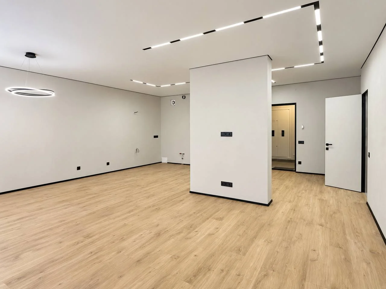 Вітальня з трековим освітленням — ЖК Севен, Київ, 65 м²