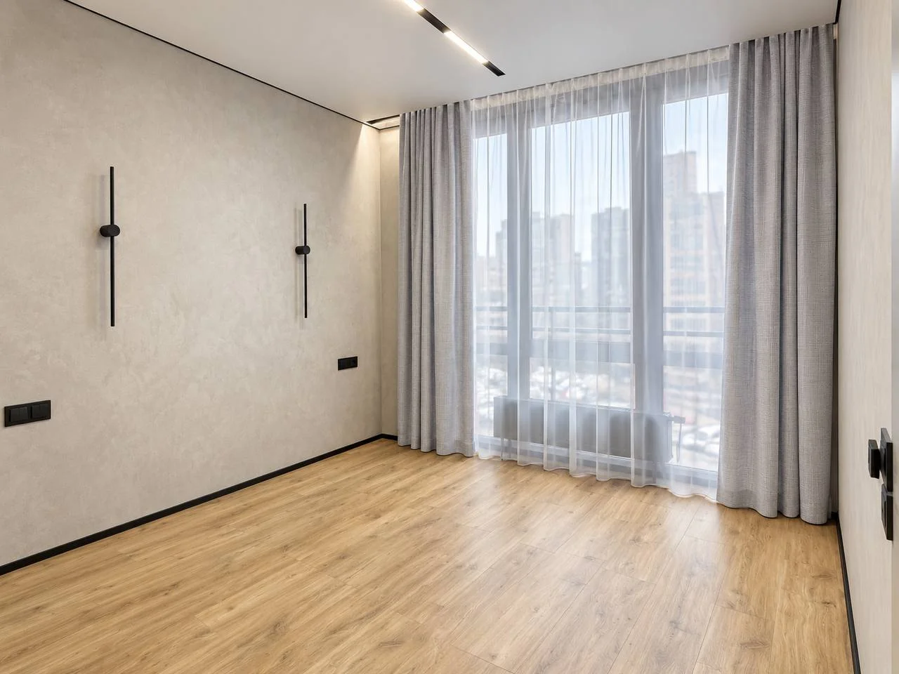 Оздоблена кімната з панорамними вікнами — ЖК Севен, Київ, 65 м²